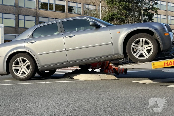 Automobilist belandt op middengeleider