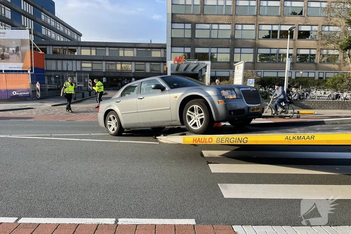 Automobilist belandt op middengeleider