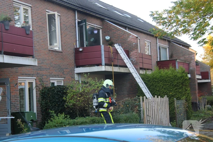 Brandweer blust brand in pan op het vuur