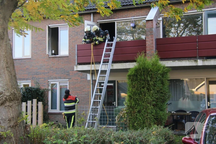 Brandweer blust brand in pan op het vuur