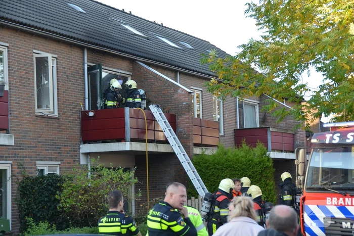 Brandweer blust brand in pan op het vuur