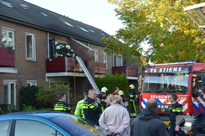 Brandweer blust brand in pan op het vuur
