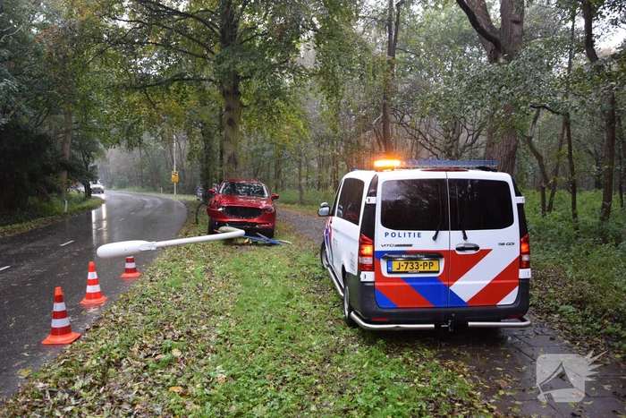 Automobilist gewond bij botsing met lichtmast