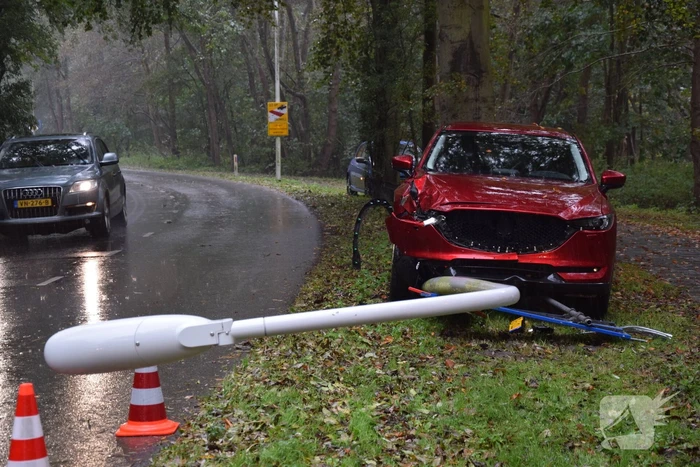 Automobilist gewond bij botsing met lichtmast