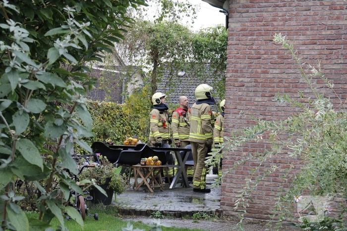 Struik naast woning vat vlam door smeulende emmer