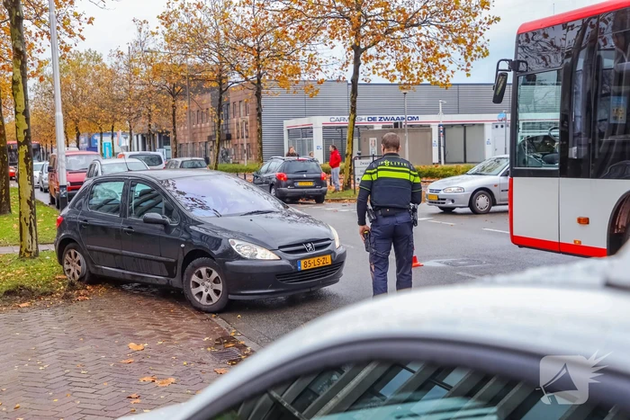 Twee auto's met elkaar in botsing op kruising