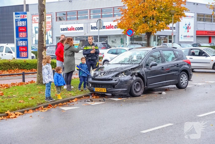 Twee auto's met elkaar in botsing op kruising