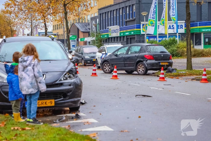 Twee auto's met elkaar in botsing op kruising