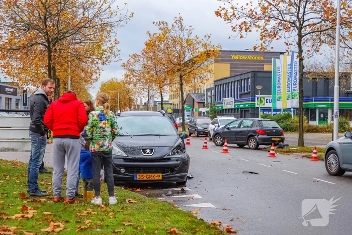 Twee auto's met elkaar in botsing op kruising