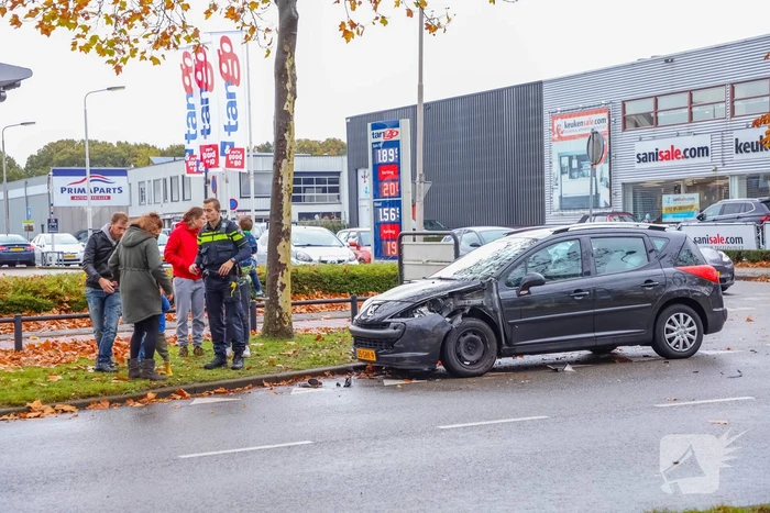 Twee auto's met elkaar in botsing op kruising