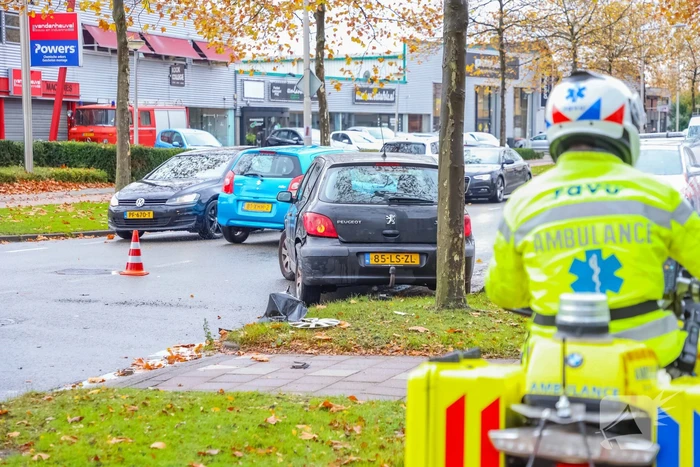 Twee auto's met elkaar in botsing op kruising