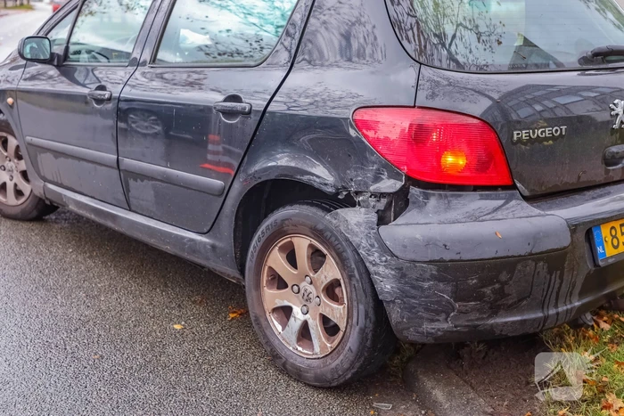 Twee auto's met elkaar in botsing op kruising