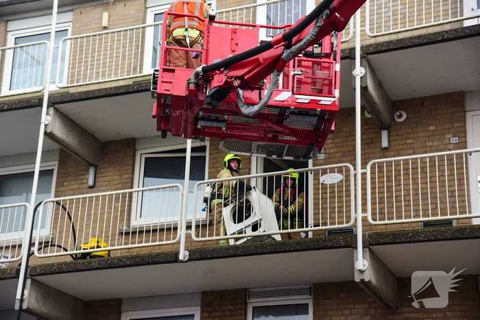 Brandweer blust brand in wasdroger