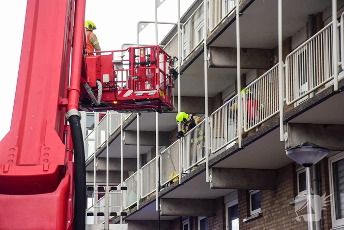 Brandweer blust brand in wasdroger