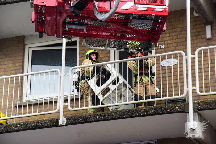 Brandweer blust brand in wasdroger