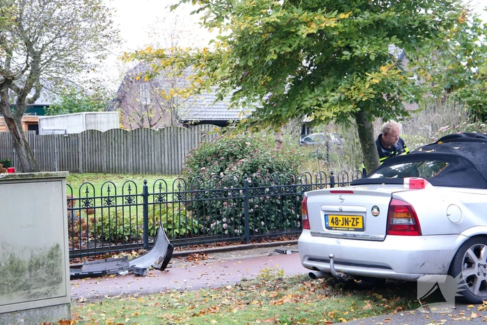 Twee gewonden nadat auto tegen boom belandt