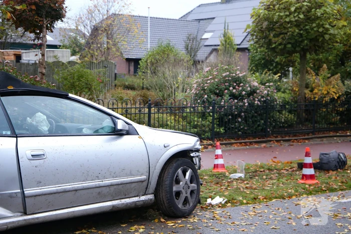 Twee gewonden nadat auto tegen boom belandt