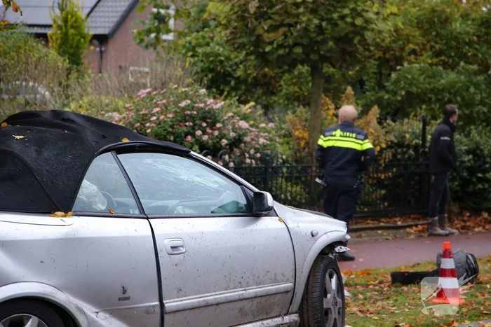 Twee gewonden nadat auto tegen boom belandt
