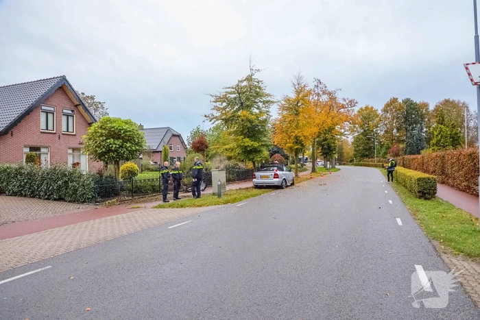 Twee gewonden nadat auto tegen boom belandt