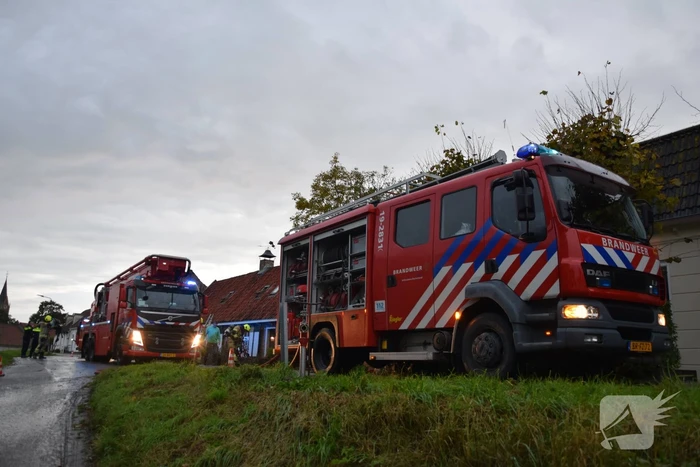 Brandweer blust schoorsteenbrand