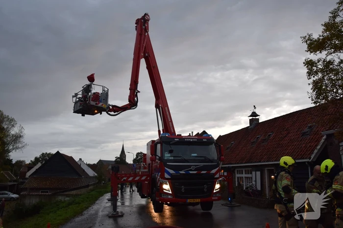 Brandweer blust schoorsteenbrand