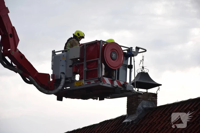 Brandweer blust schoorsteenbrand