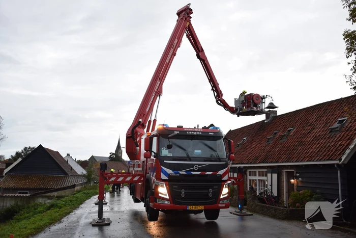 Brandweer blust schoorsteenbrand