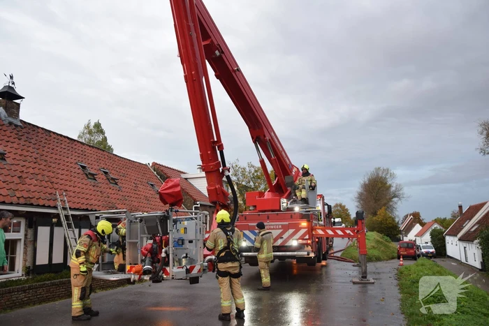 Brandweer blust schoorsteenbrand
