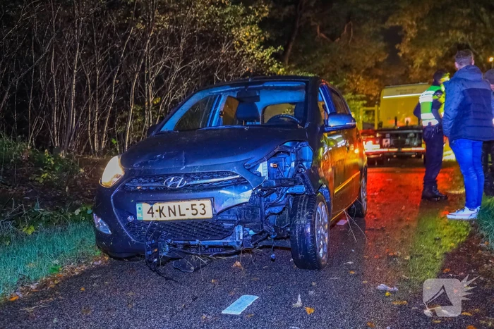 Auto crasht tegen boom