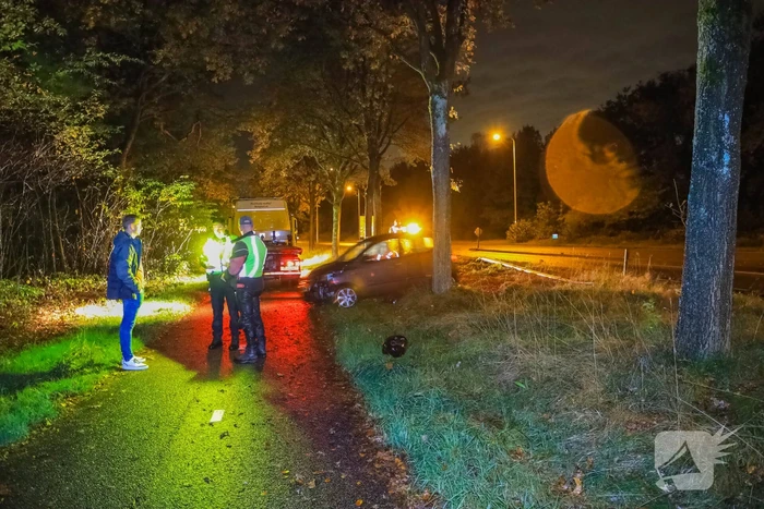 Auto crasht tegen boom