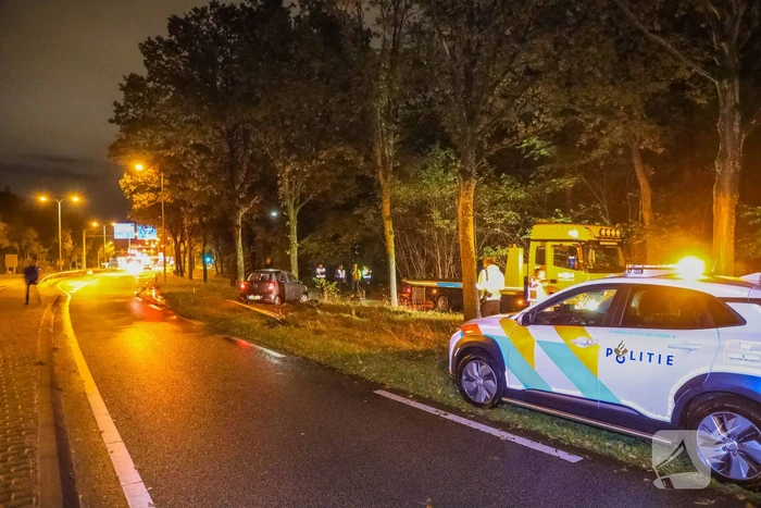 Auto crasht tegen boom