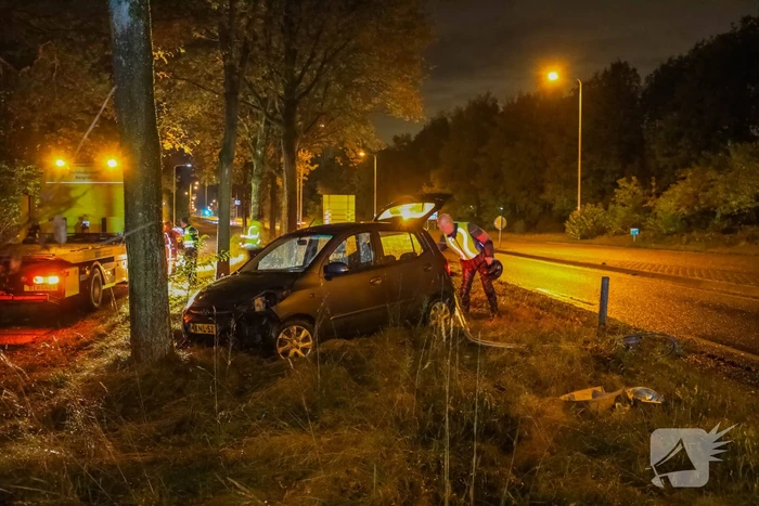 Auto crasht tegen boom