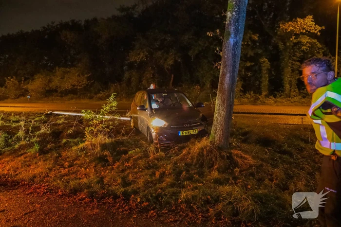Auto crasht tegen boom