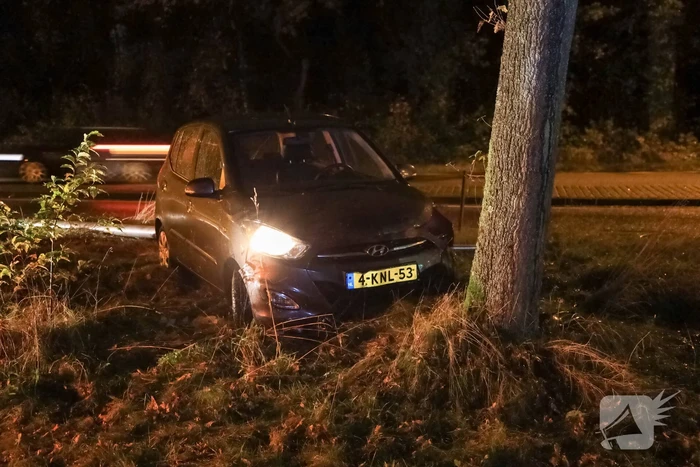 Auto crasht tegen boom