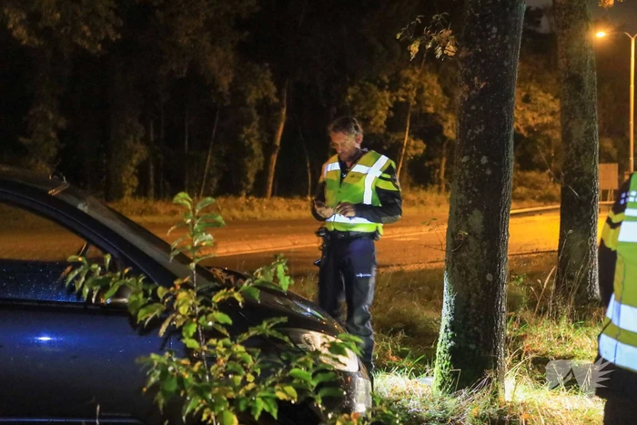 Auto crasht tegen boom
