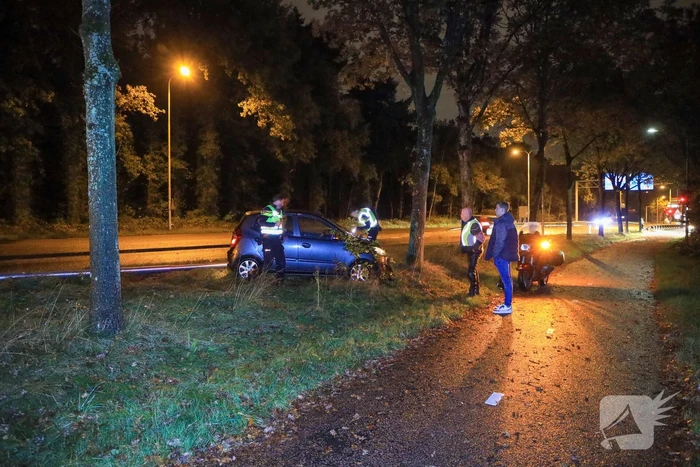 Auto crasht tegen boom