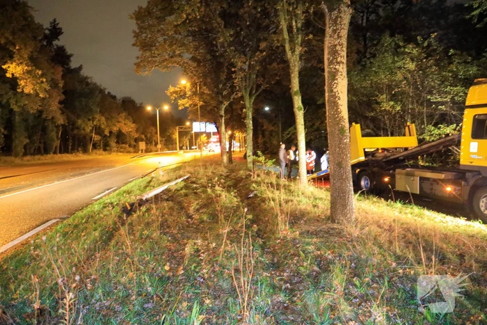 Auto crasht tegen boom
