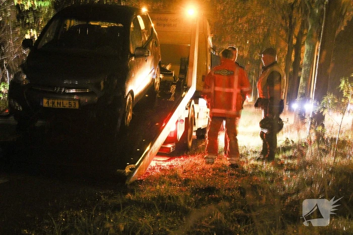 Auto crasht tegen boom