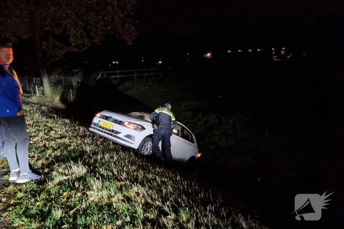 Auto belandt in sloot na ongeval