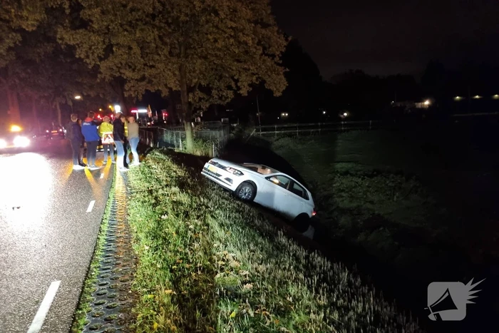 Auto belandt in sloot na ongeval