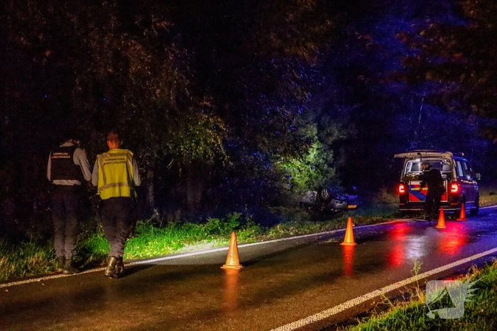 Auto belandt op zijn kop in berm