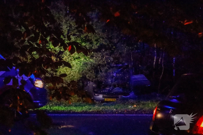 Auto belandt op zijn kop in berm