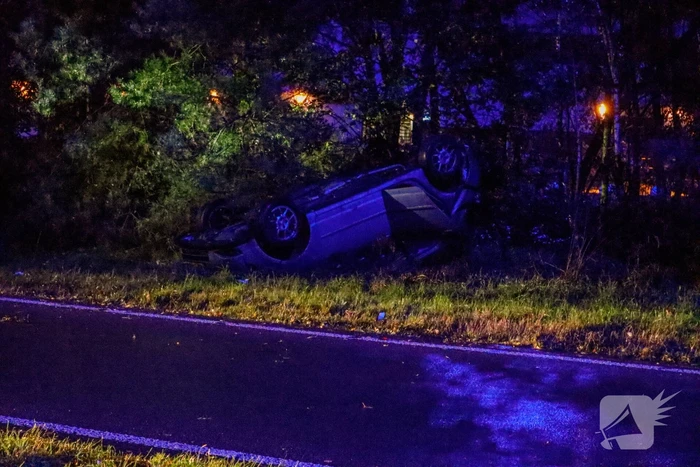 Auto belandt op zijn kop in berm
