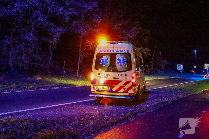 Auto belandt op zijn kop in berm