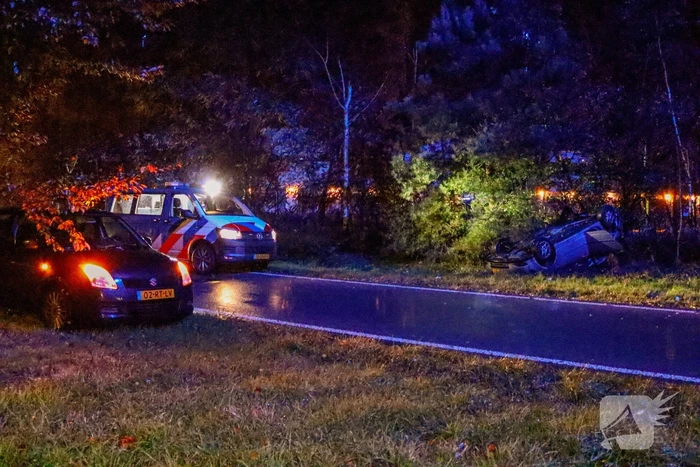 Auto belandt op zijn kop in berm