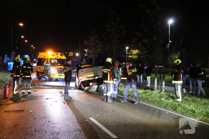 Auto komt op dak terecht na ongeval