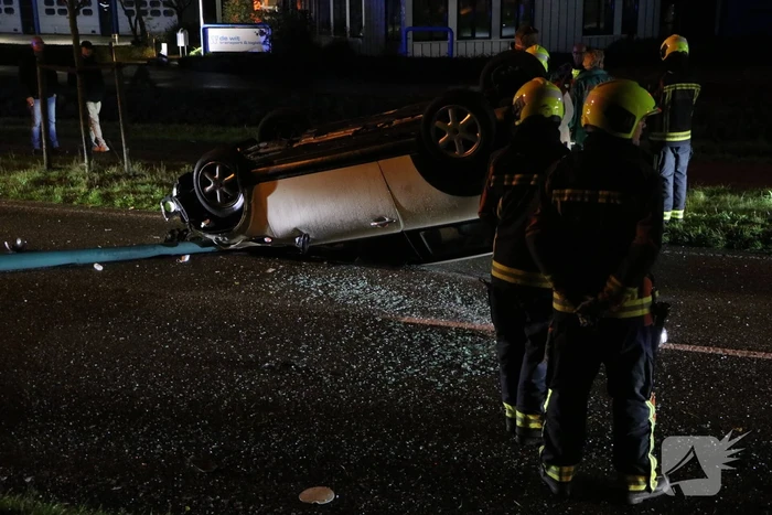 Auto komt op dak terecht na ongeval