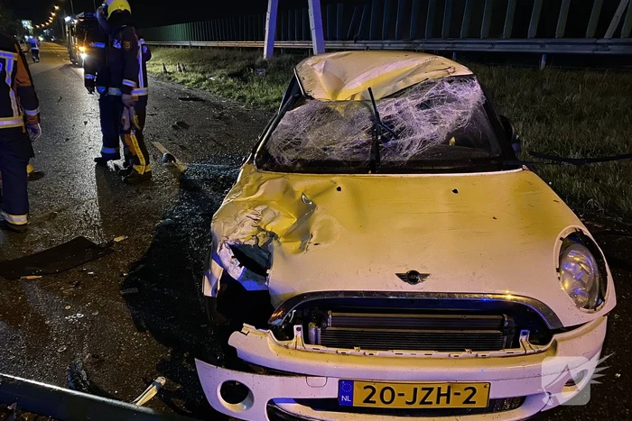 Auto komt op dak terecht na ongeval