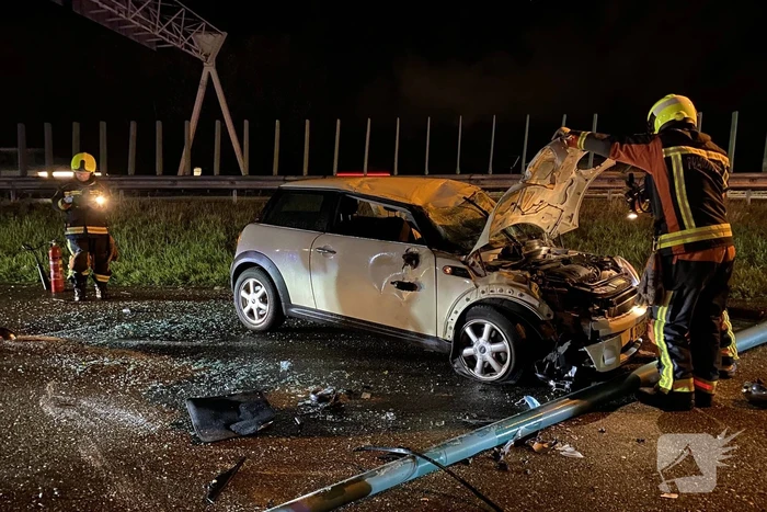Auto komt op dak terecht na ongeval