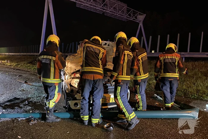Auto komt op dak terecht na ongeval